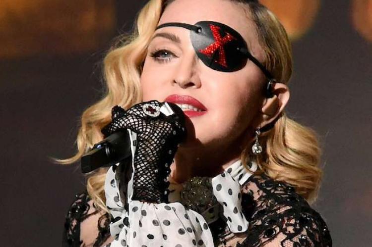 Photo of Alarma por la salud de Madonna: se mostró con bastón en un video y preocupa
