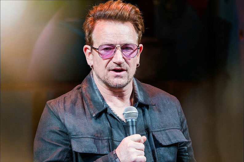 Photo of Bono de U2, compone canción para los que luchan contra el corona virus.